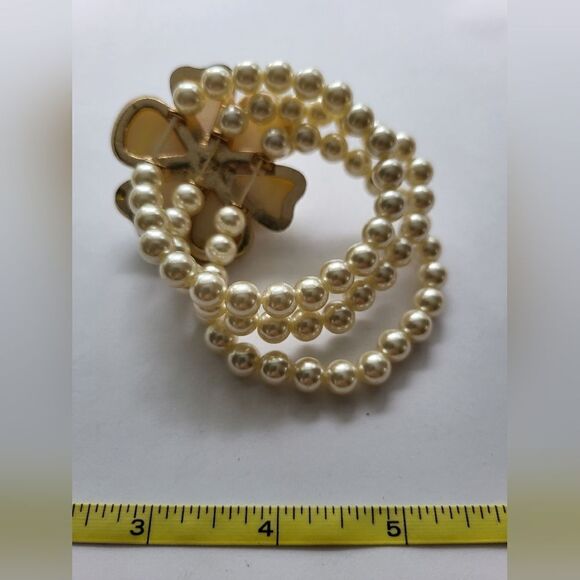 CLASSIC PEARL  Costume BRACELET ❤️ With Floral Accent. - Picture 5 of 7